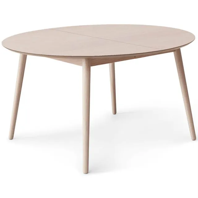 Meza by Hammel spisebord - Round - Ø:135 cm. - Eg finér - Ben i hvidpigm. eg - Inkl. 2 tillægsplader